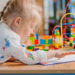 Pokój dla dziecka Montessori – jak stworzyć idealną przestrzeń do nauki i zabawy Niskie łóżko Montessori – idealne rozwiązanie dla Twojego dziecka