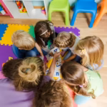 Zabawka dla 3 latka Montessori – Jak wybrać idealną zabawkę dla małego odkrywcy?